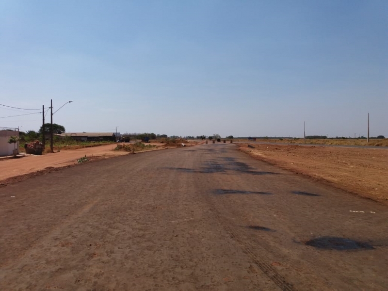 A Prefeitura de Araguari trabalha para melhorar a segurança de motoristas e pedestres que acessam o Bairro Vieno, pela MG-414. No local está sendo construído um trevo para proporcionar melhor fluidez e redução de riscos de acidentes aos usuários da via.