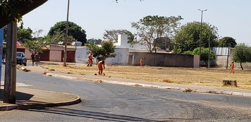 A Prefeitura de Araguari, por meio da Secretaria de Serviços Urbanos e Distritais encerra a semana com uma série de serviços de limpeza prestados nas vias e logradouros públicos de Araguari.