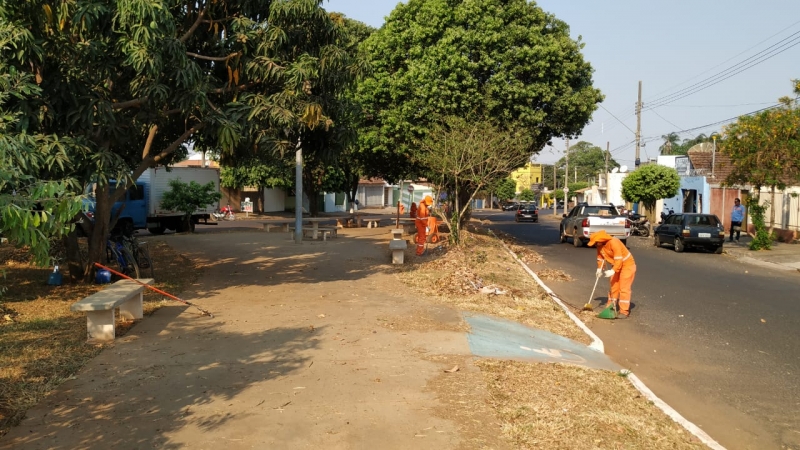 A Prefeitura de Araguari, por meio da Secretaria de Serviços Urbanos e Distritais encerra a semana com uma série de serviços de limpeza prestados nas vias e logradouros públicos de Araguari.