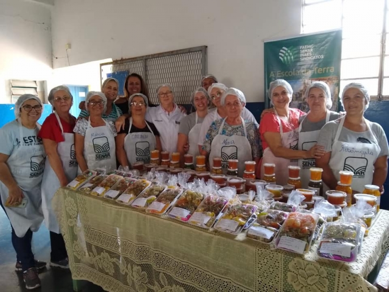 A Prefeitura Municipal em parceria com o SENAR – Serviço Nacional de Aprendizagem Rural e Sindicato Rural, realizou no período de 16 a 20 de setembro, um curso de aproveitamento e processamento de frutas para a fabricação de doces cristalizados, doces em calda, geleias e compota. O módulo que aliou a prática com a teoria, foi gratuito para as doceiras. O curso teve carga horária de 40 horas e aconteceu no Centro de Convivência de Araguari (CEDEC).