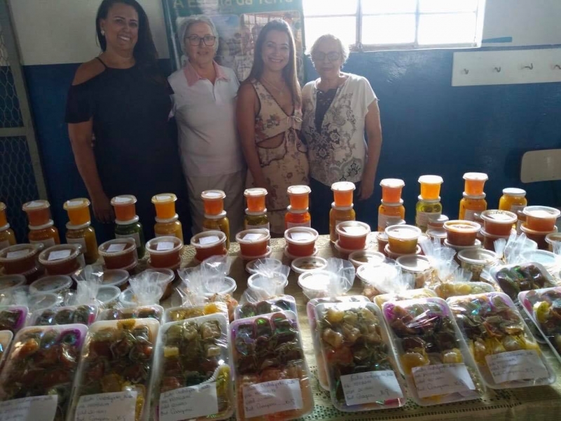 A Prefeitura Municipal em parceria com o SENAR – Serviço Nacional de Aprendizagem Rural e Sindicato Rural, realizou no período de 16 a 20 de setembro, um curso de aproveitamento e processamento de frutas para a fabricação de doces cristalizados, doces em calda, geleias e compota. O módulo que aliou a prática com a teoria, foi gratuito para as doceiras. O curso teve carga horária de 40 horas e aconteceu no Centro de Convivência de Araguari (CEDEC).