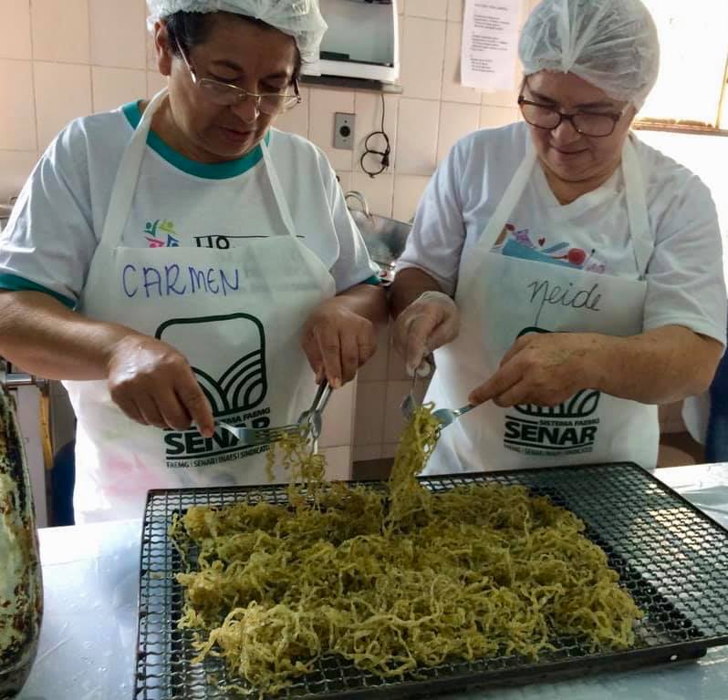 A Prefeitura Municipal em parceria com o SENAR – Serviço Nacional de Aprendizagem Rural e Sindicato Rural, realizou no período de 16 a 20 de setembro, um curso de aproveitamento e processamento de frutas para a fabricação de doces cristalizados, doces em calda, geleias e compota. O módulo que aliou a prática com a teoria, foi gratuito para as doceiras. O curso teve carga horária de 40 horas e aconteceu no Centro de Convivência de Araguari (CEDEC).