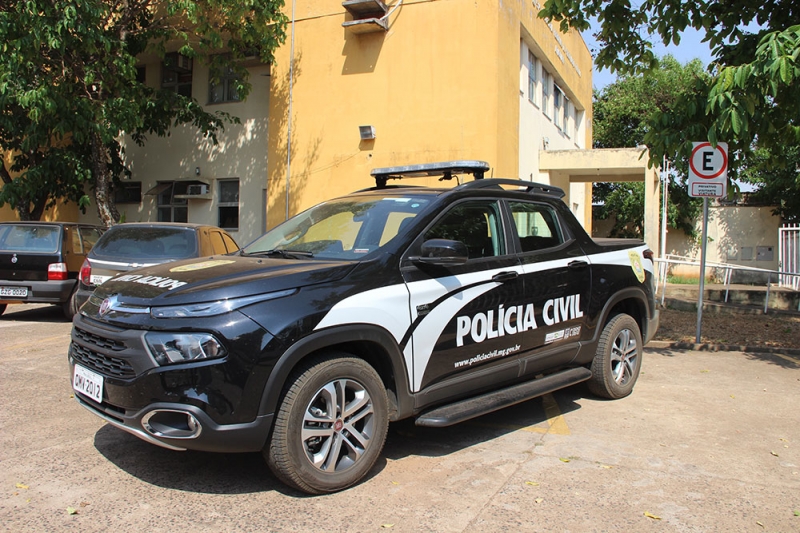 Na manhã de hoje (23), o Prefeito Marcos Coelho participou da entrega de uma nova viatura para a Polícia Civil de Araguari. O Vereador Levi Siqueira, e o Prefeito Marcos Coelho entregaram oficialmente as chaves da viatura ao Delegado Regional de Araguari, Dr. Wilton José Fernandes.