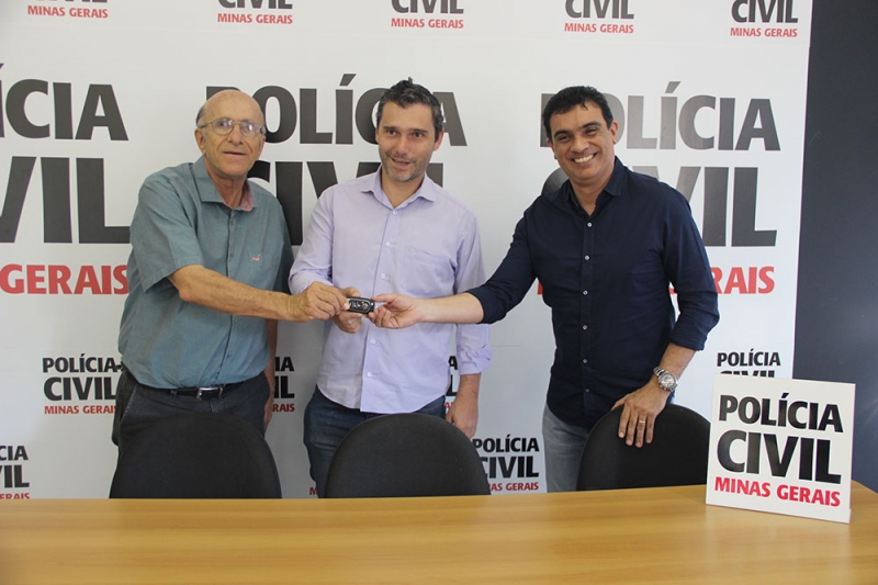 Na manhã de hoje (23), o Prefeito Marcos Coelho participou da entrega de uma nova viatura para a Polícia Civil de Araguari. O Vereador Levi Siqueira, e o Prefeito Marcos Coelho entregaram oficialmente as chaves da viatura ao Delegado Regional de Araguari, Dr. Wilton José Fernandes.