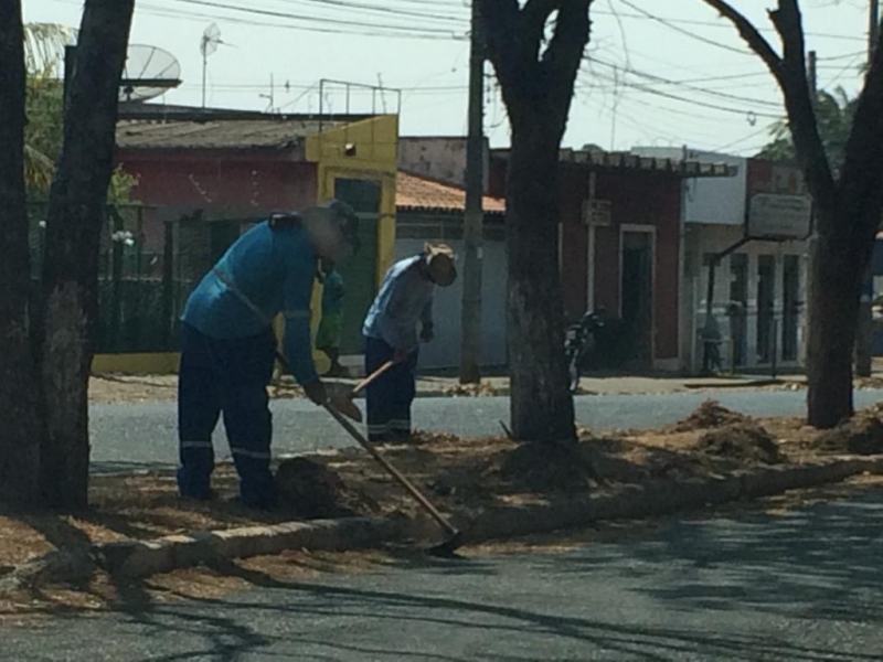 A Prefeitura de Araguari, através da Secretaria de Serviços Urbanos e Distritais trabalha na manutenção da limpeza pública das ruas, avenidas e logradouros públicos. Desde que foram iniciados nesta etapa, os serviços não sofreram paralisações.