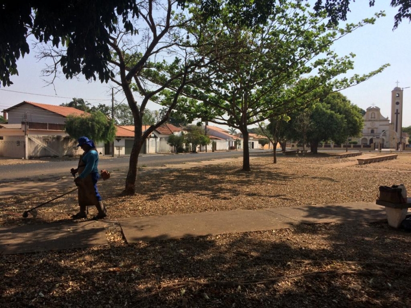 A Prefeitura de Araguari, através da Secretaria de Serviços Urbanos e Distritais trabalha na manutenção da limpeza pública das ruas, avenidas e logradouros públicos. Desde que foram iniciados nesta etapa, os serviços não sofreram paralisações.