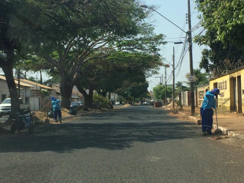 A Prefeitura de Araguari, através da Secretaria de Serviços Urbanos e Distritais trabalha na manutenção da limpeza pública das ruas, avenidas e logradouros públicos. Desde que foram iniciados nesta etapa, os serviços não sofreram paralisações.