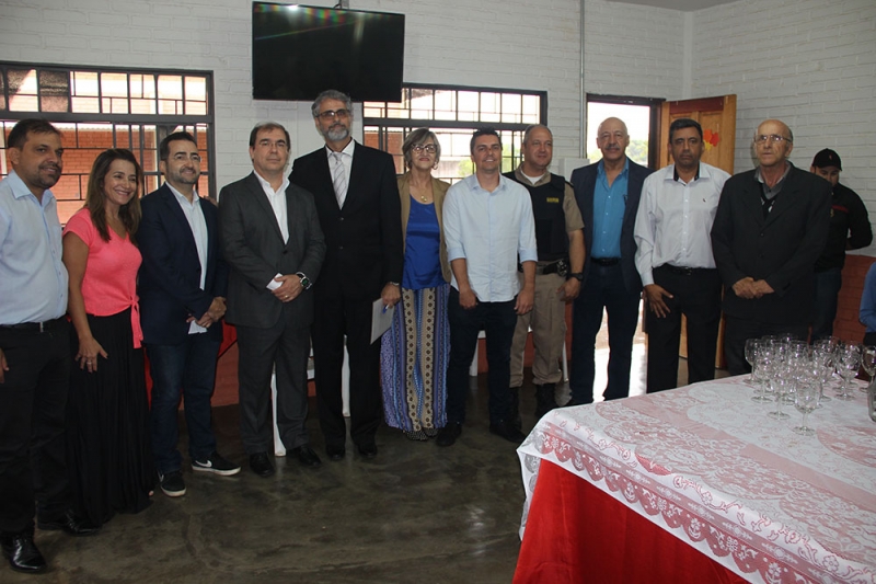 Na manhã de hoje (26), o Prefeito Marcos Coelho participou de uma audiência pública criada pelo Projeto “Comissão de Segurança nas Escolas”. O evento aconteceu nas dependências da Escola Estadual José Carneiro da Cunha, Bairro São Sebastião.