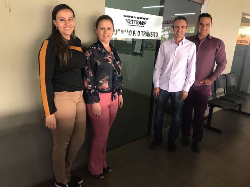 A Prefeitura de Araguari, por meio da Secretaria de Educação, representada pela Secretária Cristiane Nery e pela Secretaria de Trânsito, Transporte e Mobilidade Urbana, representada pelo Secretário Major Wanderlei Barroso, se reuniram na manhã de hoje (27), para firmar parceria entre as secretarias com intuito de desenvolver Projetos e Campanhas Educacionais voltados à temática do trânsito, conforme exigência da Lei Complementar 74 de 08/07/2011.