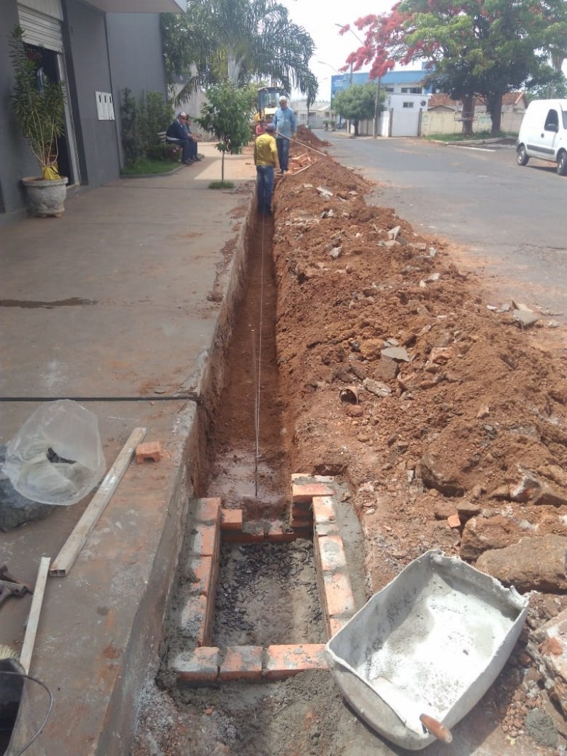 Obras que visam facilitar o escoamento das águas da chuva são realizadas na Rua Jaime Araújo