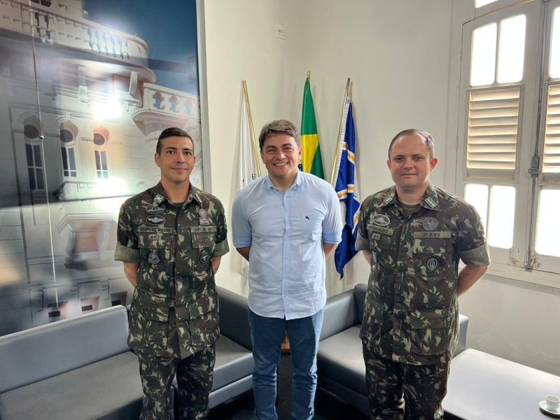 Prefeito recebe visita dos novos comandantes do Batalhão Mauá e do 36º Batalhão de Infantaria Mecanizado