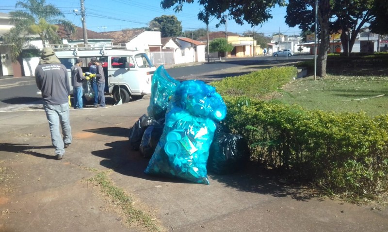 Secretaria de Serviços Urbanos promove limpeza de praças e ruas obstruídas por entulho