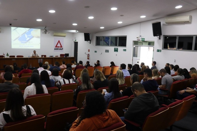 Servidores da prefeitura de Araguari realizam curso sobre Nova Lei de Licitações na AMVAP