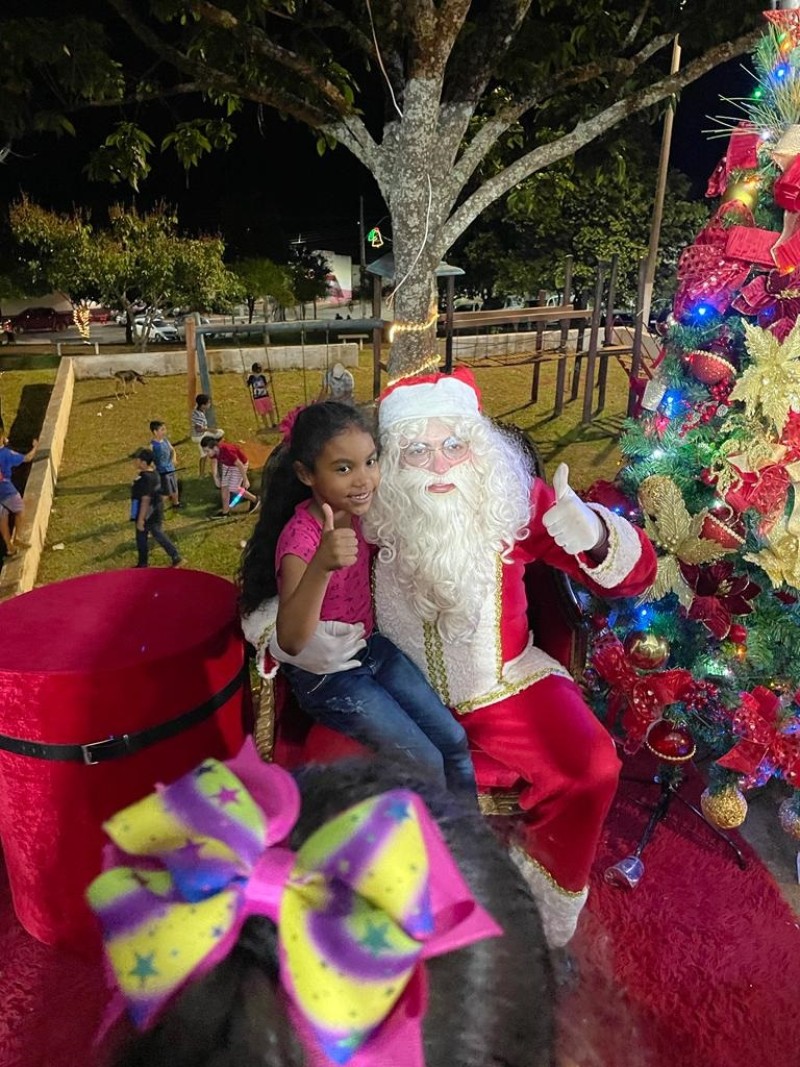 Luzes de Natal são acesas no distrito de Piracaíba