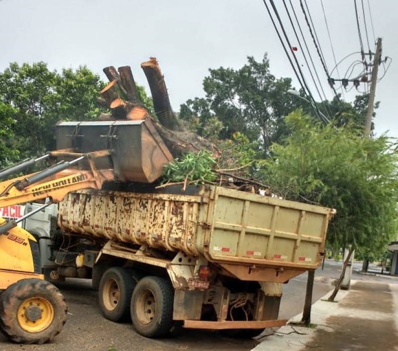 Prefeitura inicia semana com manutenção e limpeza nas vias públicas após fortes chuvas