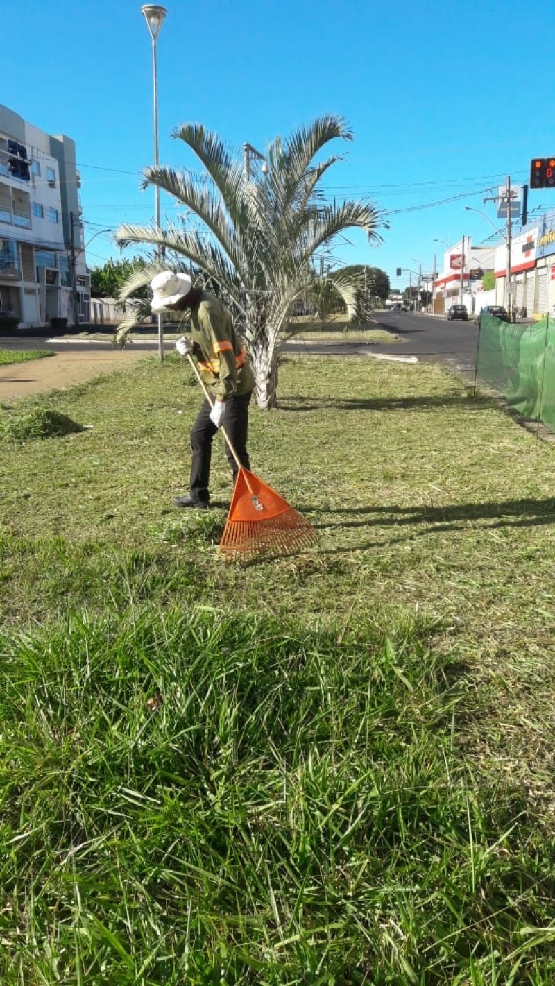 Prefeitura realiza limpeza em vários pontos da cidade