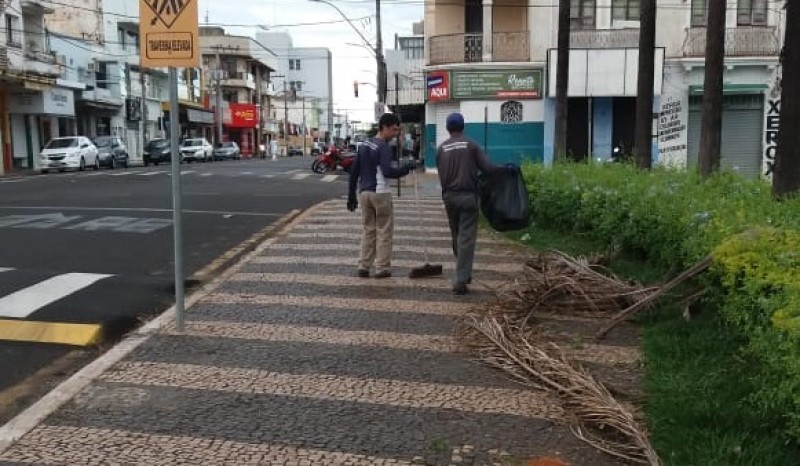 Trabalho de limpeza nos logradouros públicos continua em Araguari