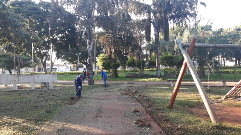 A Prefeitura continua a manutenção de limpeza nas praças do município