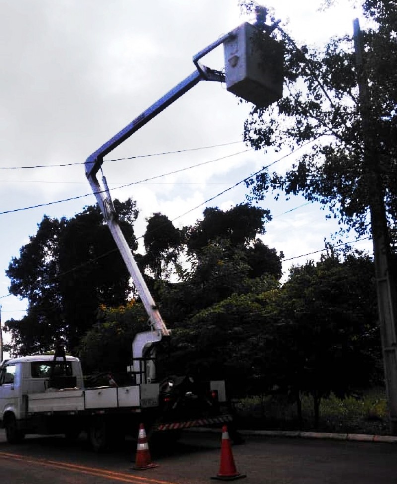 Prefeitura de Araguari realiza troca de lâmpadas para LED no Distrito de Amanhece