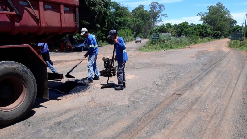 Distrito de Amanhece recebe operação tapa buracos