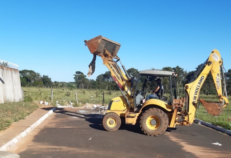 Prefeitura realiza limpeza dos canteiros das avenidas com a poda de árvores e retirada de lixo no residencial Portal dos Ipês