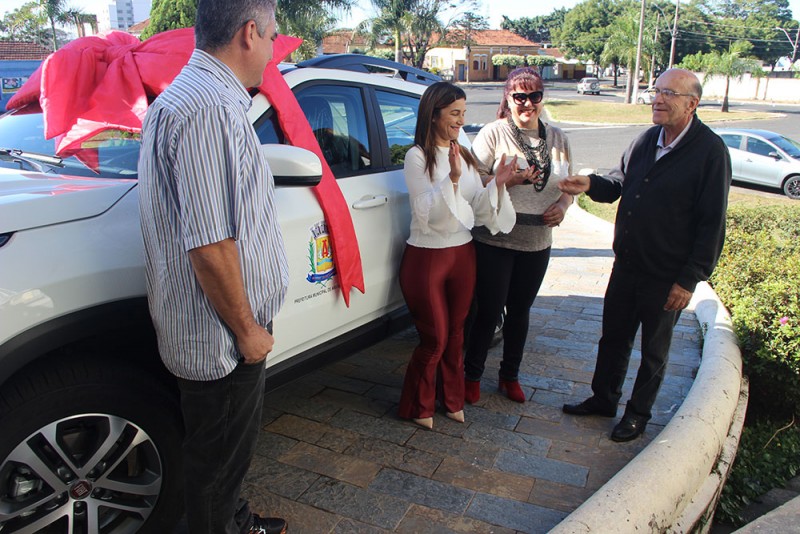 Prefeitura de Araguari entrega veículo 0km para os serviços de assistência social do Município