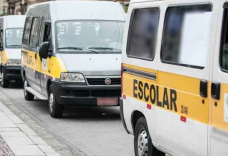 Departamento de Licitação recebe envelopes de interessados em participar do sorteio para as linhas do Transporte Escolar