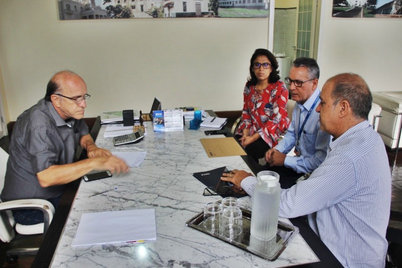 Prefeito Marcos Coelho recebeu a visita do Gerente Regional e Gerente local da Caixa Econômica