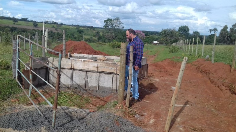 Prefeitura de Araguari continua com as ações de melhorias nas estradas rurais, com instalação de Mata-Burro.