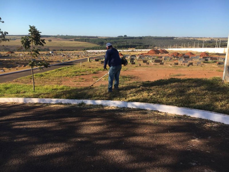  Prefeitura de Araguari segue com manutenção nos cemitérios do Município