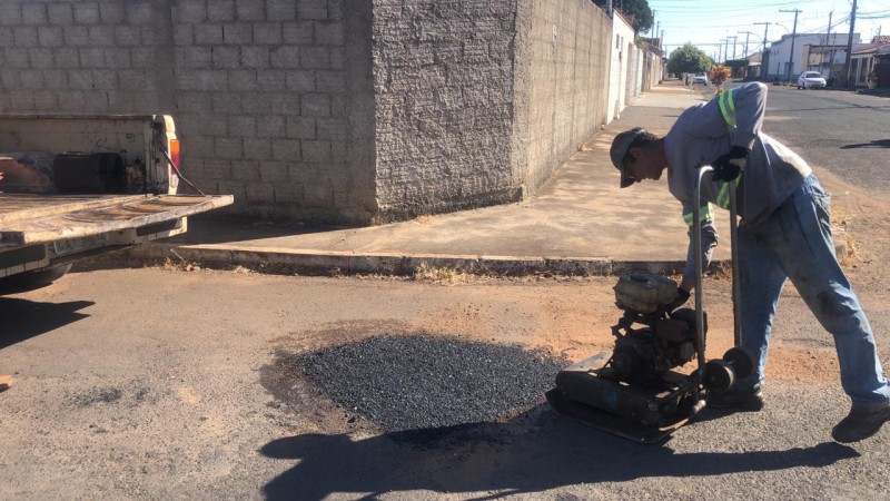  A Prefeitura de Araguari informa sobre operação tapa-buracos realizada nessa terça-feira (09).