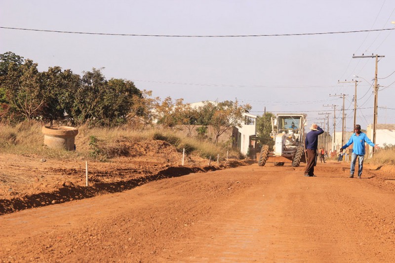 Prefeitura acompanha os trabalhos de preparação das ruas para o asfaltamento no bairro Vieno