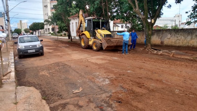 Após forte chuva prefeitura efetua limpeza em vias afetadas