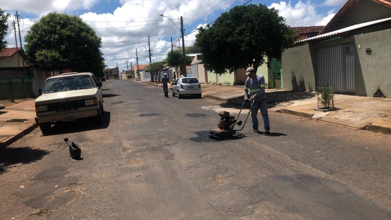 Prefeitura de Araguari informa sobre a operação tapa-buraco realizada nesta quarta-feira (13)