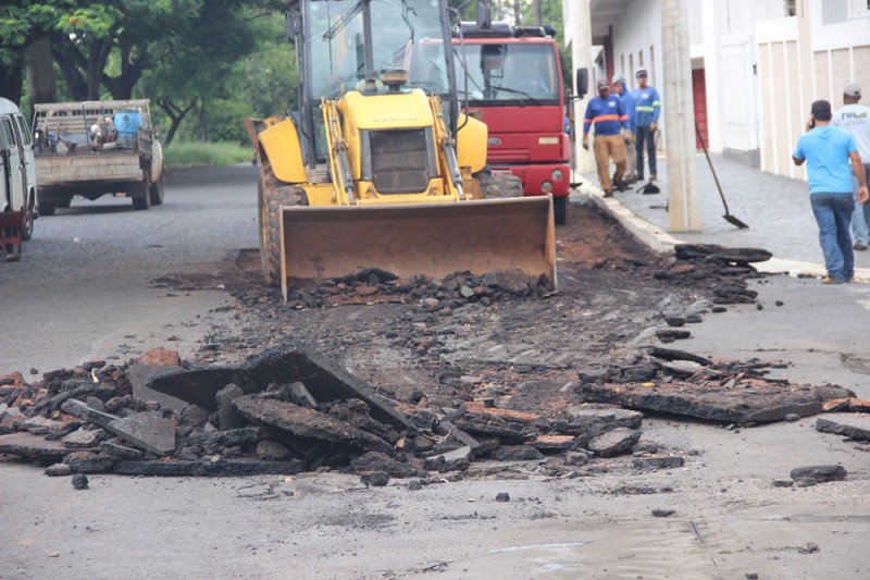 Após forte chuva, Prefeitura inicia recuperação de trecho da Avenida Minas Gerais