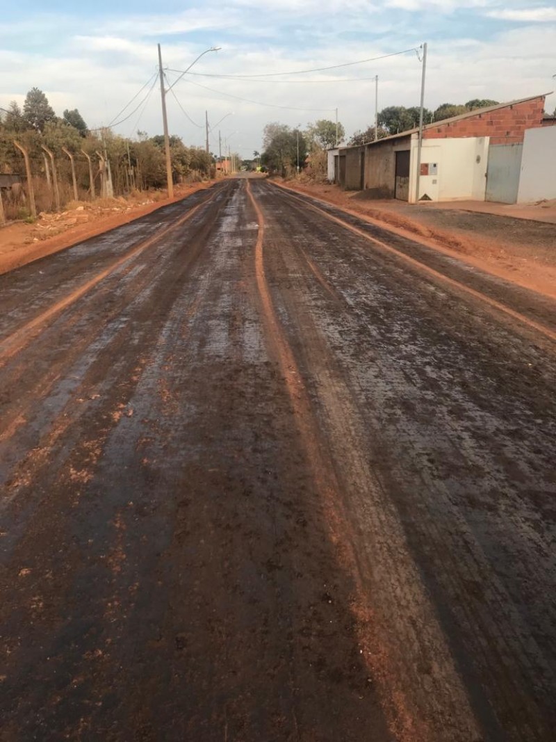 A Prefeitura de Araguari, por meio da Secretaria de Obras, retomou as obras de asfaltamento no Bairro Vieno, durante o período de paralisação, devido à falta de matéria primeira os serviços básicos de preparo das ruas para serem asfaltadas foram realizado