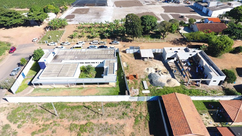 Prefeito Marcos Coelho acompanhado de comitiva visita às obras do Centro de Convivência do Distrito de Amanhece