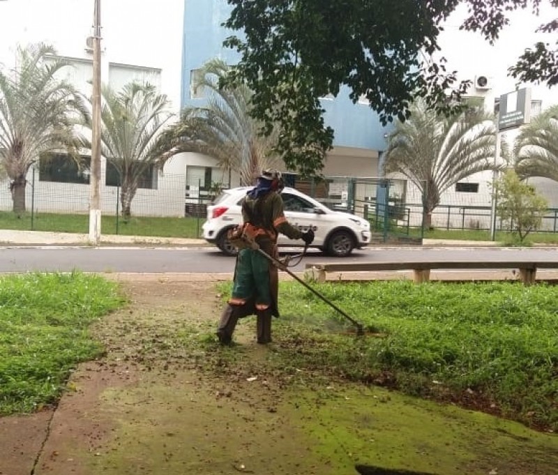 Prefeitura de Araguari encerra a semana com limpeza em vários setores da cidade