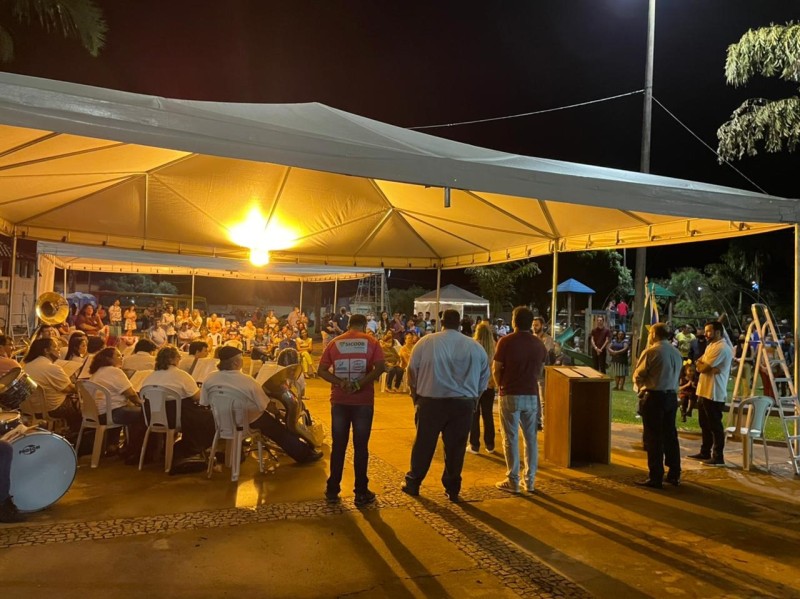 Luzes de natal são acesas e iluminam a praça do distrito de Amanhece