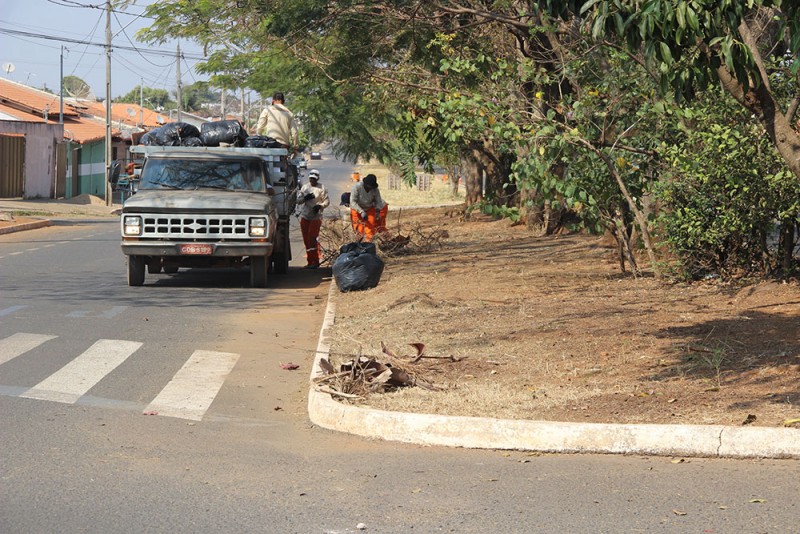 Prefeitura segue com serviços de limpeza em avenidas do Município