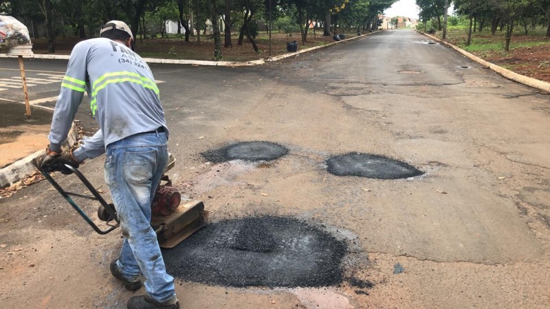 Prefeitura de Araguari informa sobre a operação tapa-buraco realizada nesta segunda-feira (18)