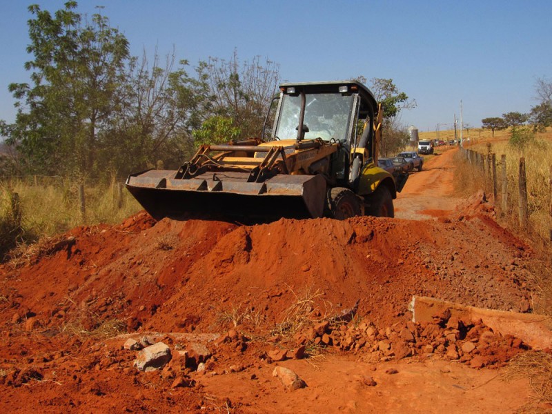 Secretaria de Obras realiza obras na Estrada que dá acesso à região de Campo Redondo,Ararapira e Florestina