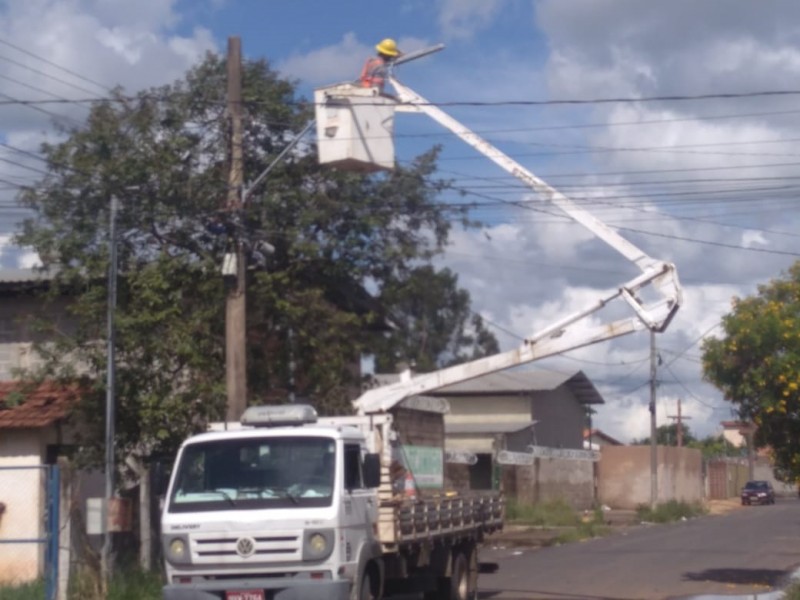 Prefeitura promove troca de lâmpadas para LED em rua do Bairro Independência