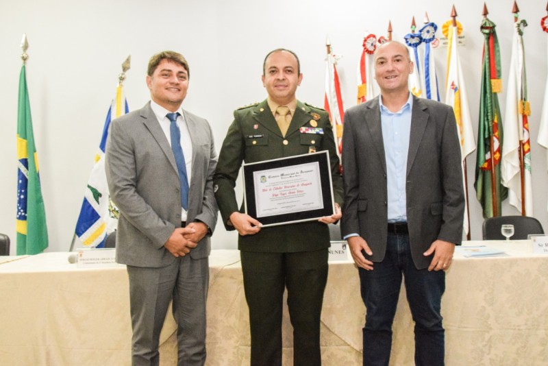 Prefeito e vice-prefeita acompanham solenidade de entrega de Título de Cidadão Honorário ao comandante do 2º Batalhão Ferroviário