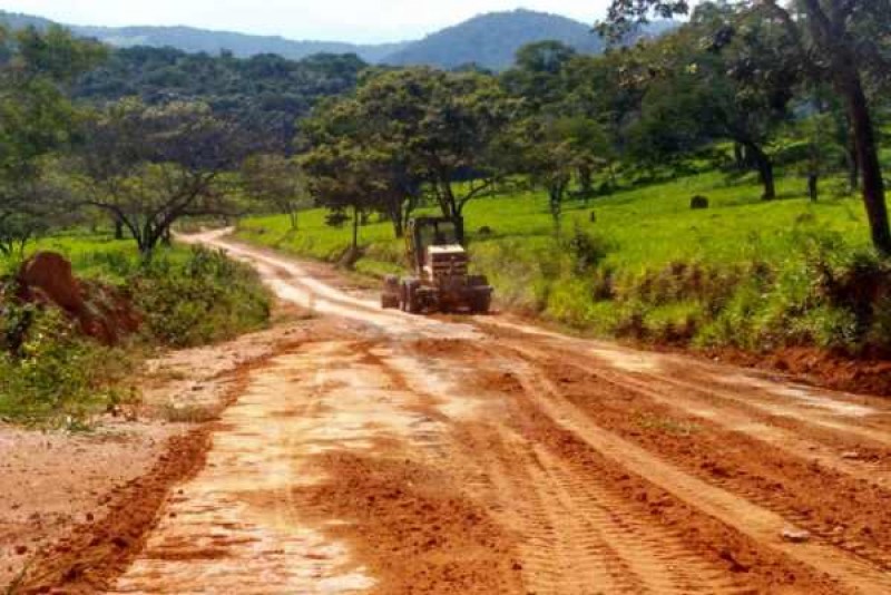 Recuperação de estradas rurais segue de forma intensificada