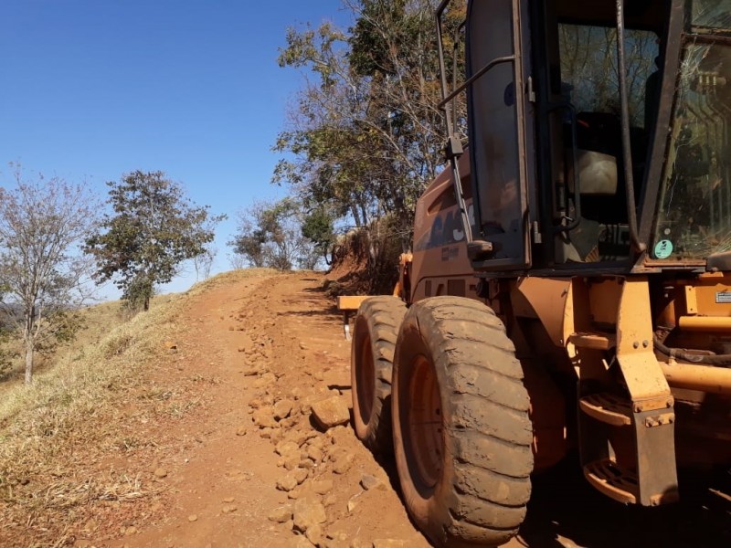 PREFEITURA REALIZA RECUPERAÇÃO DE ESTRADAS VICINAIS DA ZONA RURAL   