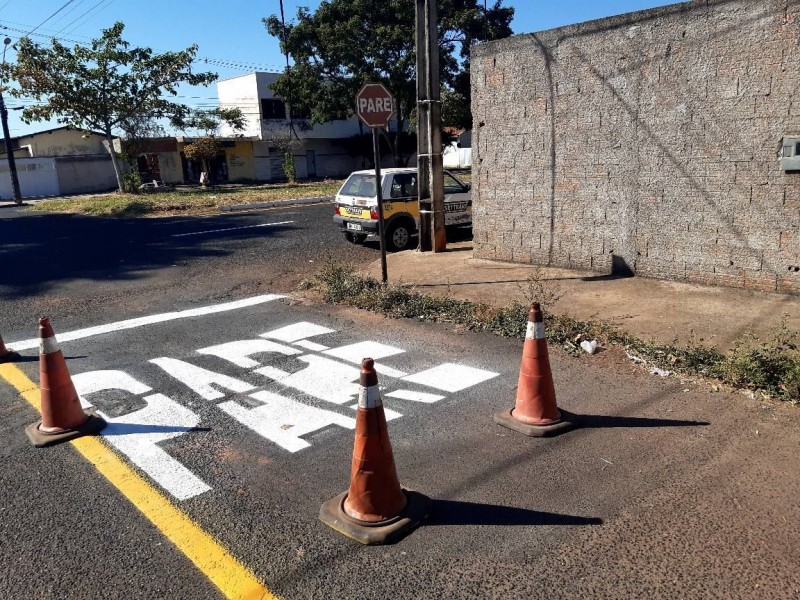 Empenhada em promover um trânsito mais seguro, a Prefeitura de Araguari continua com o trabalho de sinalização horizontal de vias.