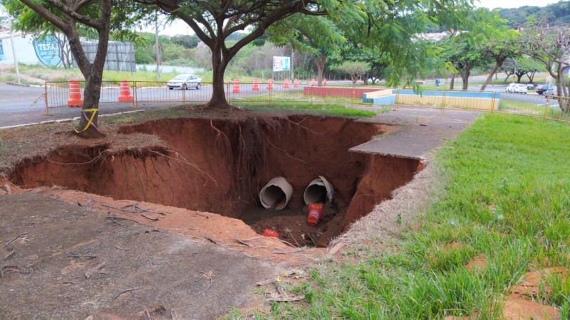 Prefeitura abre licitação para reparo em cratera aberta em decorrência das chuvas na Avenida Minas Gerais