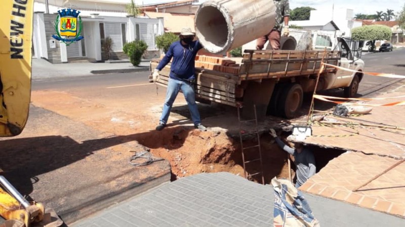 Secretaria de Obras trabalha em reparo de cratera na Avenida Joaquim Aníbal 