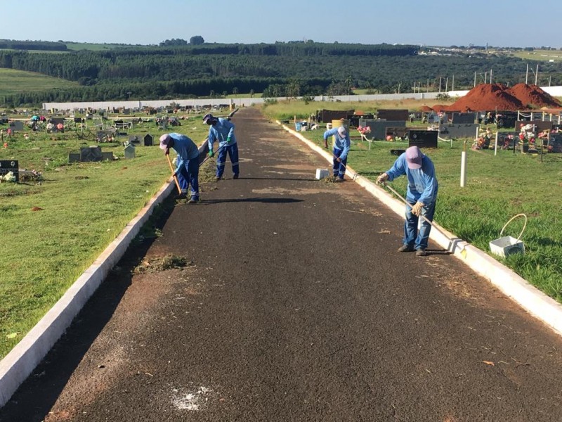 Prefeitura de Araguari realiza manutenção nos cemitérios visando às visitações do Dia das Mães